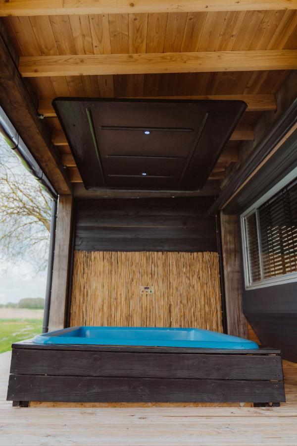 Вилла Tiny Farm House Met Hot Tub. Menaldum Экстерьер фото